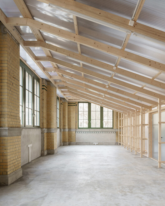 Transformação de Salão de Máquinas em Oficina e Espaço de Escritórios / KO/OK Architektur - Fotografia de Interiores, Madeira, Viga