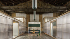 Transformação de Salão de Máquinas em Oficina e Espaço de Escritórios / KO/OK Architektur