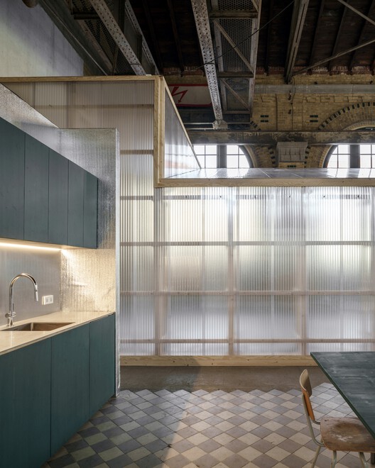 Transformação de Salão de Máquinas em Oficina e Espaço de Escritórios / KO/OK Architektur - Fotografia de Interiores, Cozinha, Vidro