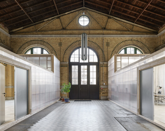 Transformação de Salão de Máquinas em Oficina e Espaço de Escritórios / KO/OK Architektur - Fotografia de Interiores, Vidro