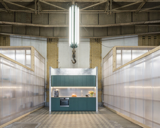 Transformação de Salão de Máquinas em Oficina e Espaço de Escritórios / KO/OK Architektur - Fotografia de Interiores, Vidro