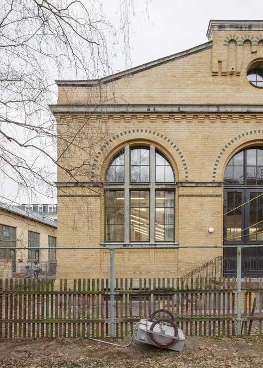 Transformação de Salão de Máquinas em Oficina e Espaço de Escritórios / KO/OK Architektur - Fotografia de Exterior