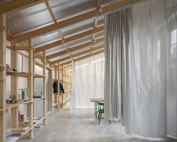 Transformação de Salão de Máquinas em Oficina e Espaço de Escritórios / KO/OK Architektur - Imagem 3 de 24