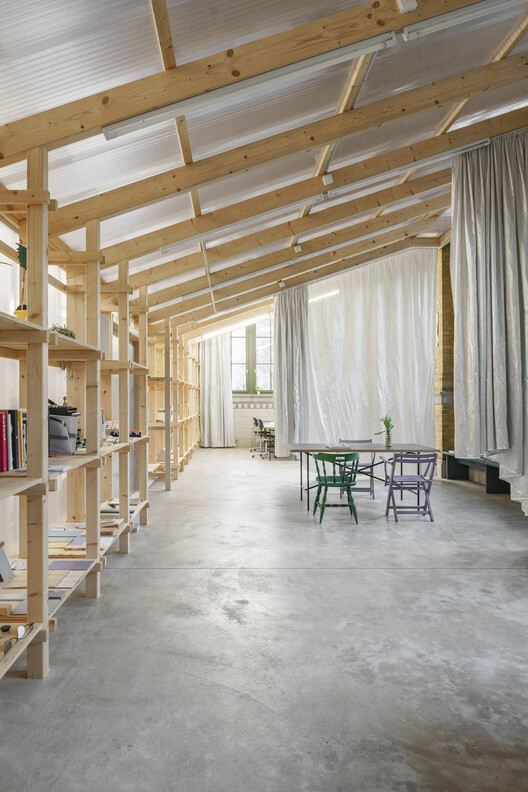 Transformação de Salão de Máquinas em Oficina e Espaço de Escritórios / KO/OK Architektur - Fotografia de Interiores, Sala de Jantar, Madeira, Viga