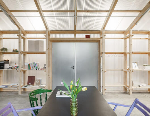 Transformação de Salão de Máquinas em Oficina e Espaço de Escritórios / KO/OK Architektur - Fotografia de Interiores, Madeira, Prateleira, Vidro, Cadeira, Viga