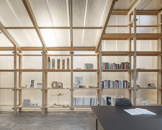 Transformação de Salão de Máquinas em Oficina e Espaço de Escritórios / KO/OK Architektur - Fotografia de Interiores, Armário, Madeira, Prateleira, Vidro, Viga