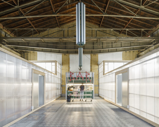 Transformação de Salão de Máquinas em Oficina e Espaço de Escritórios / KO/OK Architektur - Imagem 8 de 24