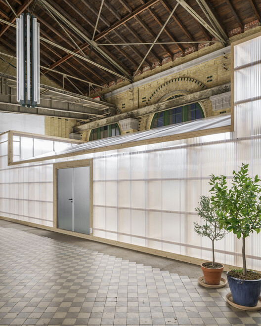 Transformação de Salão de Máquinas em Oficina e Espaço de Escritórios / KO/OK Architektur - Fotografia de Interiores, Vidro, Viga