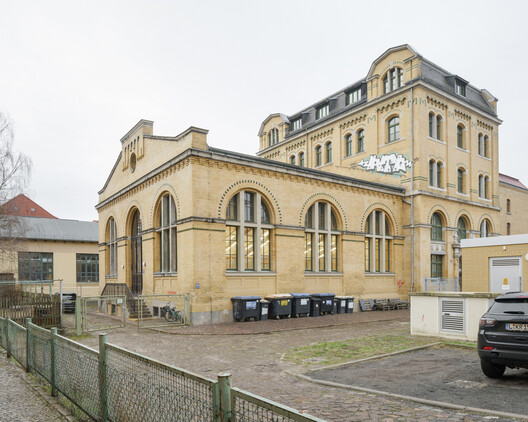 Transformação de Salão de Máquinas em Oficina e Espaço de Escritórios / KO/OK Architektur - Fotografia de Exterior, Janela, Fachada