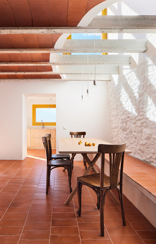 Casa La Carolina / Lacol + Altura Arquitectes - Fotografía interior, Madera, Iluminación, Mesas, Sillas, Fijación Vigas