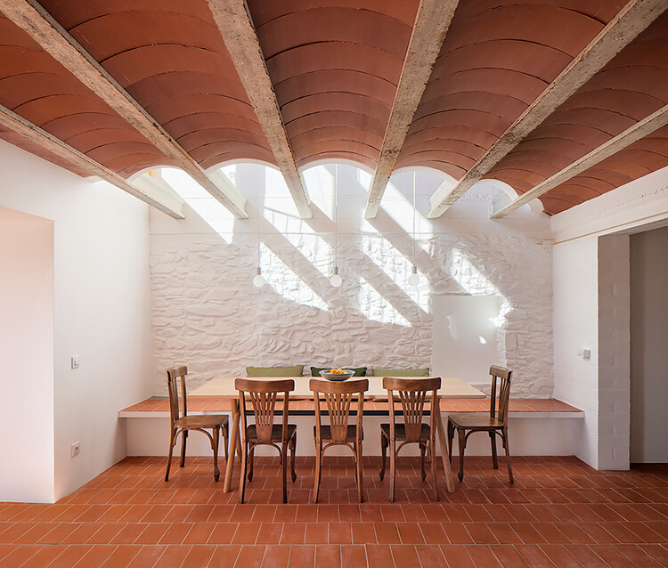 Casa La Carolina / Lacol + Altura Arquitectes - Fotografía de interiores, sillas, fijación de vigas