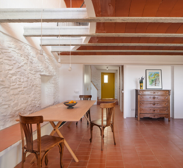 Casa La Carolina / Lacol + Altura Arquitectes - Fotografía de interiores, madera, mesas, iluminación, sillas