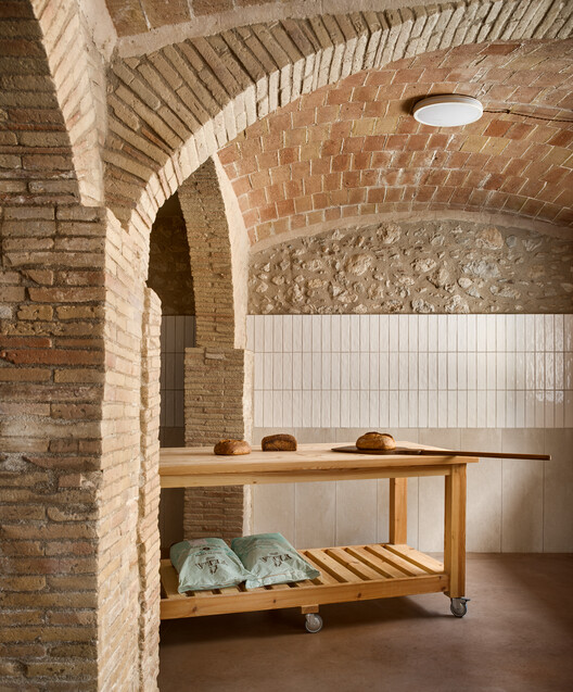 Panaderia Forn Lleva't / Quim Olea · Estudi d'Arquitectura - Fotografía interior, Madera, Ladrillo, Fijación Vigas