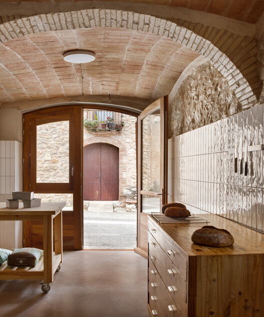 Panaderia Forn Tenga't / Quim Olea · Estudi d'Arquitectura - Fotografía de interiores, madera, iluminación, ladrillos, fijación de vigas