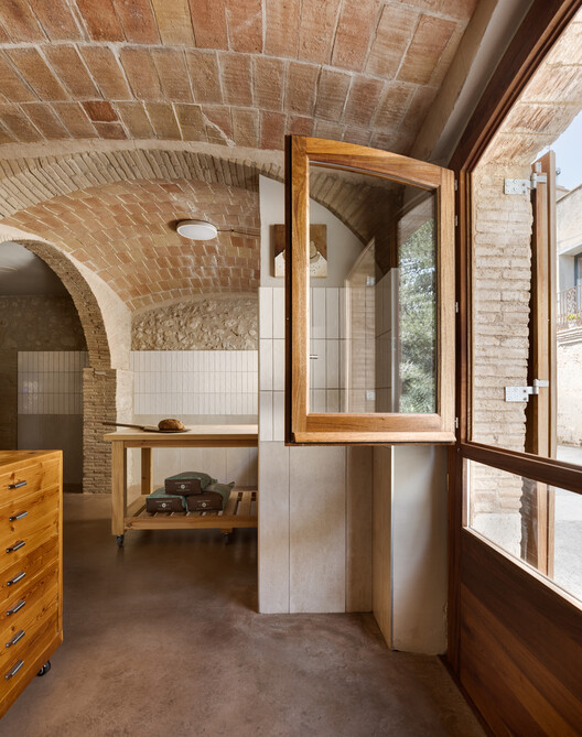 Panadería Forn Carrie't / Quim Olea · Estudi d'Arquitectura - Fotografía de interiores, madera, ladrillos, fijación de vigas