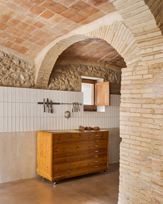 Panaderia Forn Tenga't / Quim Olea · Estudi d'Arquitectura - Fotografía de interiores, madera, ladrillos, vigas fijas, sillas