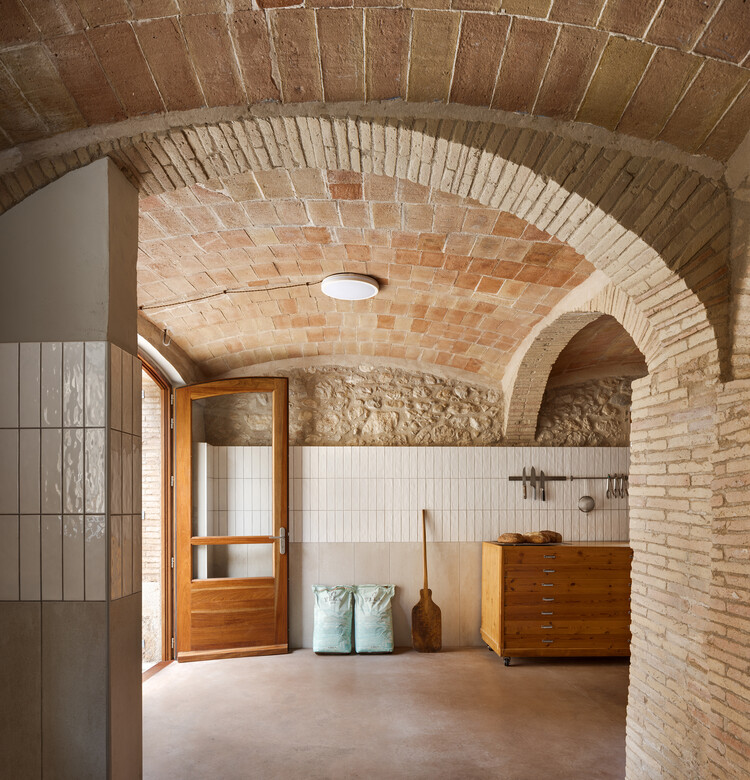 Panadería Forn Carrie't / Quim Olea · Estudi d'Arquitectura - Fotografía de interiores, fijación de ladrillos y vigas