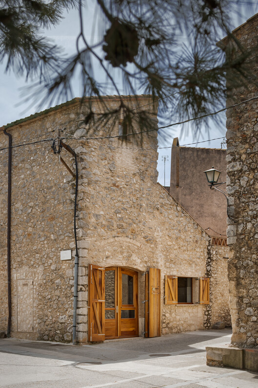 Panadería Forn Carrie't / Quim Olea · Estudi d'Arquitectura - fotografía exterior, puerta, hormigón