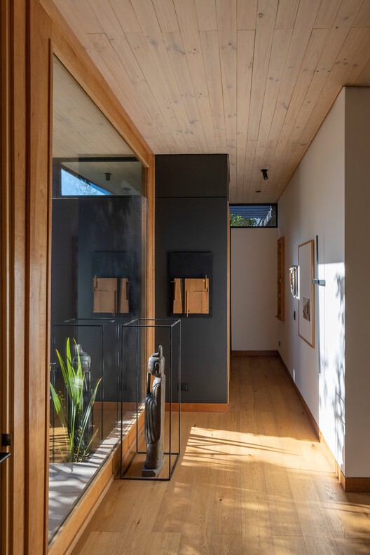 Casa Calle Larga / emA Arquitectos - Fotografía interior, Madera, Puerta, Vidrio