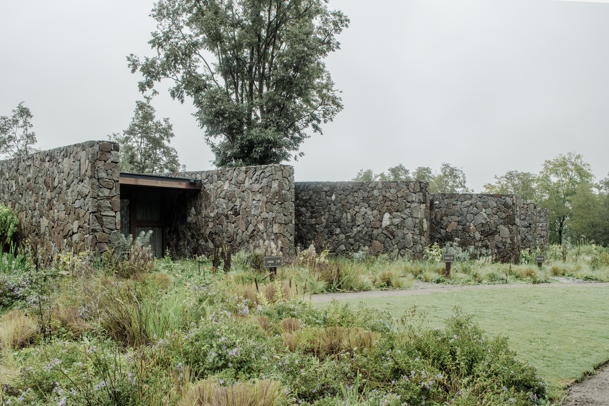 Between Stone Walls Suites / alarciaferrer arquitectos