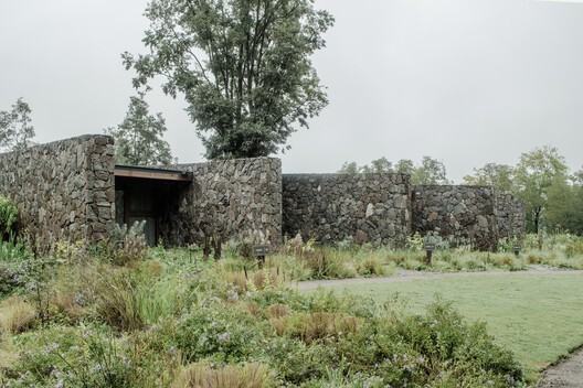 Between Stone Walls Suites / alarciaferrer arquitectos
