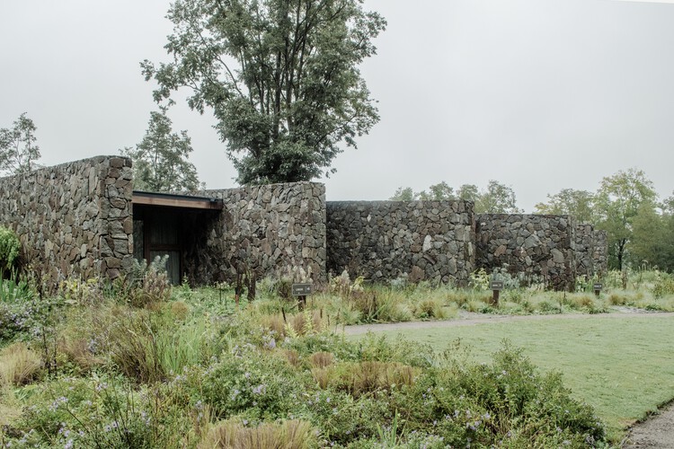 Entre Pircas Suites / alarciaferrer Arquitectos - Imagen 1 de 19