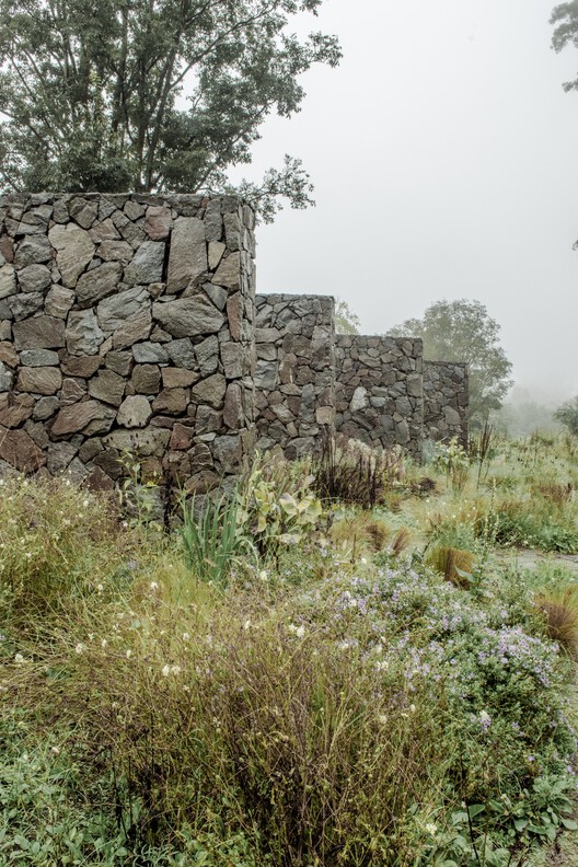 Entre Pircas Suites / alarciaferrer Architects - Imagen 8 de 19