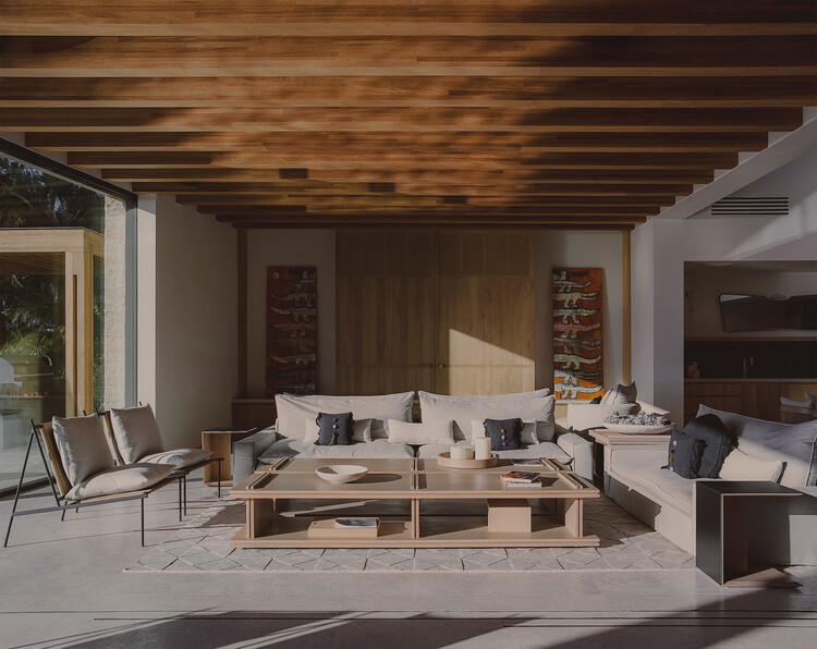 Casa Bahía de Banderas / oda - fotografía de interiores, sala, madera, mesa, sillón, silla, iluminación