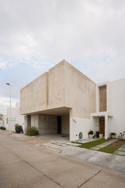 Casa Olivo / trescuatro Arquitectura - Imagen 6 de 28