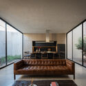Casa Olivo / trescuatro Arquitectura - fotografía de interiores, salón, madera, sillón, silla