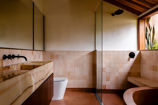 Apartamento Fidalga / Gurgel D’Alfonso Arquitetura - Fotografia de Interiores, Banheiro, Madeira, Iluminação, Vidro, Pia