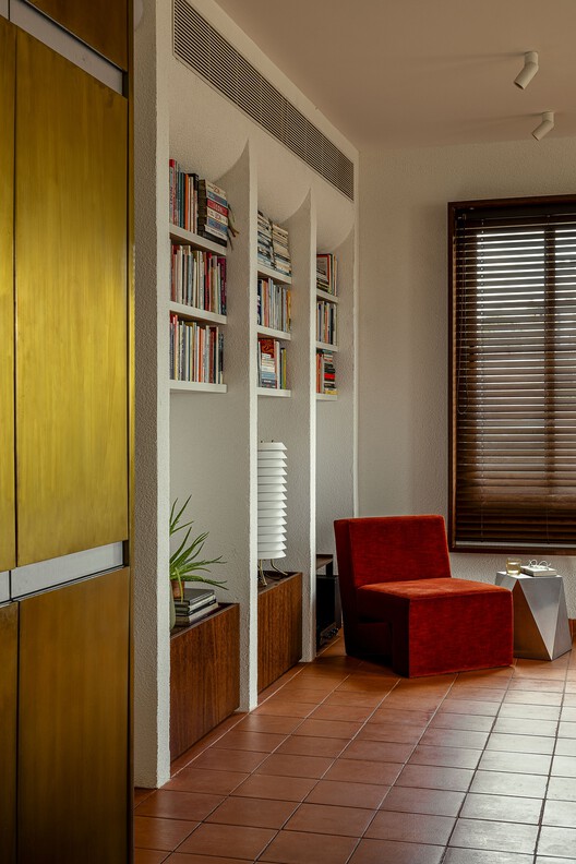 Apartamento Fidalga / Gurgel D'Alfonso Arquitetura - Fotografía de interiores, armario, madera, iluminación, sillas, estanterías