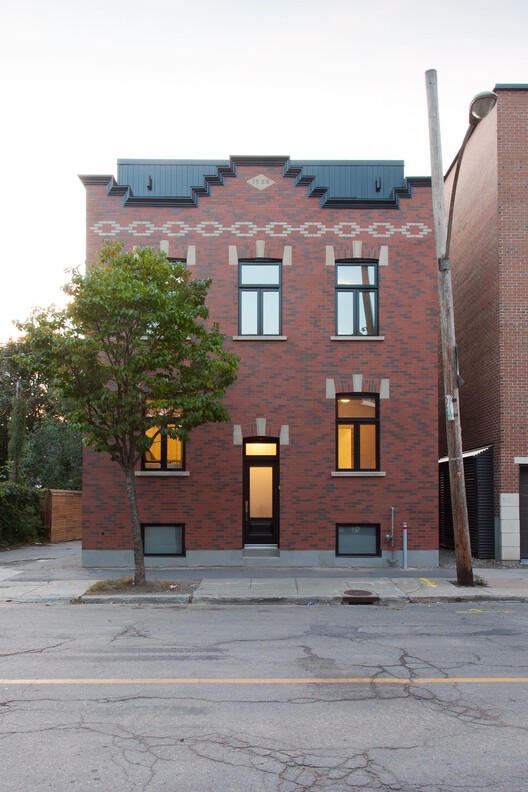 Transforming Row Houses: Heritage and Modernity in Montreal’s Historical Neighborhoods Transforming Row Houses: Heritage and Modernity in Montreal’s Historical Neighborhoods - Image 12 of 13