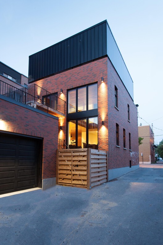 Transforming Row Houses: Heritage and Modernity in Montreal’s Historical Neighborhoods Transforming Row Houses: Heritage and Modernity in Montreal’s Historical Neighborhoods - Image 10 of 13