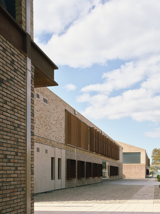 TCDD Temporary Offices & Art Galleries / Erhan Vural Architecture + Urban Design TCDD Temporary Offices & Art Galleries / Erhan Vural Architecture + Urban Design - Image 18 of 39