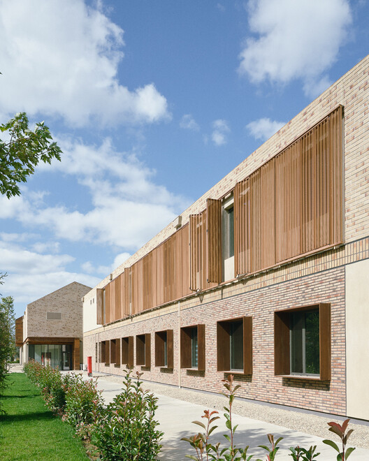 TCDD Temporary Offices & Art Galleries / Erhan Vural Architecture + Urban Design TCDD Temporary Offices & Art Galleries / Erhan Vural Architecture + Urban Design - Exterior Photography, Concrete, Courtyard