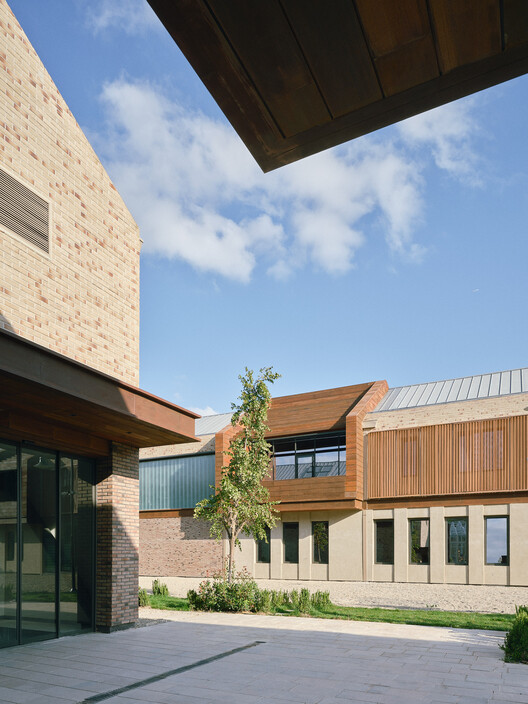 TCDD Temporary Offices & Art Galleries / Erhan Vural Architecture + Urban Design TCDD Temporary Offices & Art Galleries / Erhan Vural Architecture + Urban Design - Exterior Photography, Courtyard