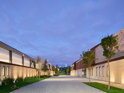 TCDD Temporary Offices & Art Galleries / Erhan Vural Architecture + Urban Design TCDD Temporary Offices & Art Galleries / Erhan Vural Architecture + Urban Design - Exterior Photography, Courtyard