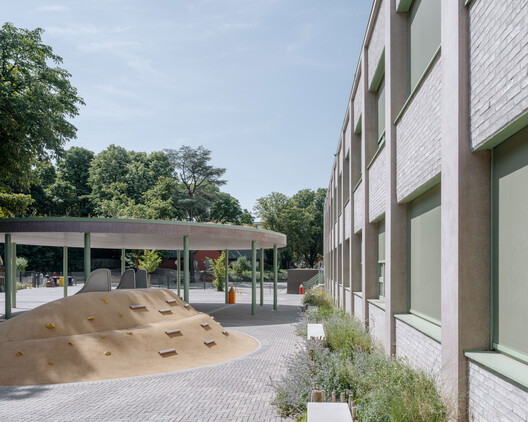Chazal School Renovation and Playground Transformation / MULTIPLE Architecture & Urbanism - Exterior Photography, Concrete, Courtyard