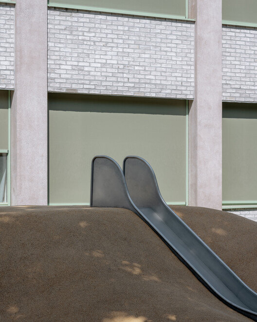 Chazal School Renovation and Playground Transformation / MULTIPLE Architecture & Urbanism - Image 9 of 15