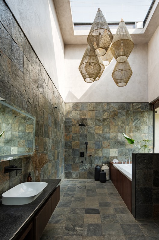 Casa Antriya  / 23 Degrees Design Shift - Fotografía interior, Baño, Vidrio