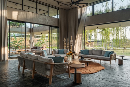 Casa Antriya  / 23 Degrees Design Shift - Fotografía interior, Sala de estar, Madera, Sillones, Sillas