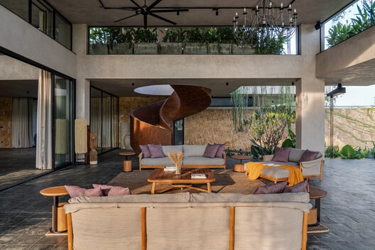 Casa Antriya  / 23 Degrees Design Shift - Fotografía interior, Sala de estar, Madera, Fijación Vigas, Patio