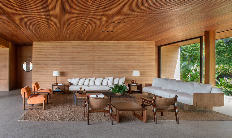 Casa Taipa / Estudio (+) Valéria Gontijo - Fotografía de interiores, restaurante, madera, mesa, sillón, silla