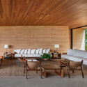 Casa Taipa / Estudio (+) Valéria Gontijo - Fotografía de interiores, restaurante, madera, mesa, sillón, silla