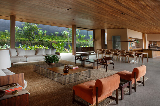 Casa Taipa / Valéria Gontijo + Arquitetos - Fotografia de Interiores, Madeira, Mesa, Sofá, Cadeira