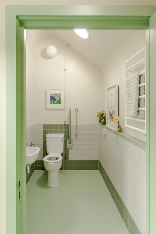 Centro Habitacional Stroud Green / Owain Williams Architects Centro Habitacional Stroud Green / Owain Williams Architects - Fotografia de Interiores, Banheiro, Bacia Sanitária, Pia