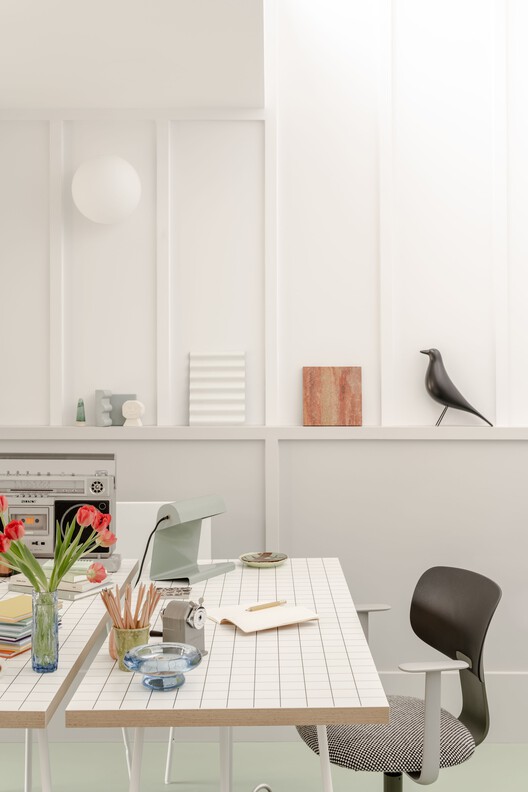 Centro Habitacional Stroud Green / Owain Williams Architects Centro Habitacional Stroud Green / Owain Williams Architects - Fotografia de Interiores, Madeira, Mesa, Cadeira