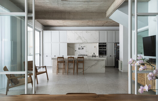 Casa Po-Yo / MMCV - Fotografía interior, Cocina, Madera, Mesas, Iluminación, Sillas, Puerta, Encimera