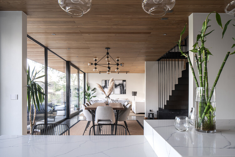 Casa Calderón / Arce&Westermeier - fotografía de interiores, madera, mesas, luces, sillas